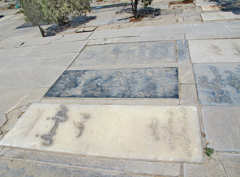 چه کسی سنگ قبر نخستوزیر ایران را شکست؟ چه کسی سنگ قبر نخستوزیر ایران را شکست؟