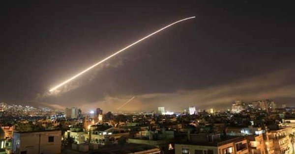 حمله موشکی رژیم صهیونیستی به حومه فرودگاه دمشق و واکنش پدافندی سوریه