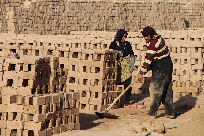 کورهپزخانههای ورامین با حداقل ظرفیت کار میکنند/ مشاغل کاذب مقصد بعدی کارگران کورههای تعطیل کورهپزخانههای ورامین با حداقل ظرفیت کار میکنند/ مشاغل کاذب مقصد بعدی کارگران کورههای تعطیل