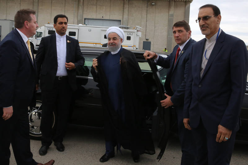 همراهان روحانی در سفر نیویورک یک چهارم همراهان احمدی نژاد هستند/ هزینه سفر ۲ میلیون دلار نیست همراهان روحانی در سفر نیویورک یک چهارم همراهان احمدی نژاد هستند/ هزینه سفر ۲ میلیون دلار نیست