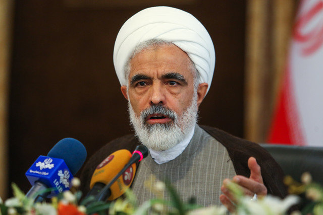 مسئولان در معرض یک آزمون بزرگ هستند/ پیروز با احتکار و پارتی&zwnj;بازی به دست نمی&zwnj;آید