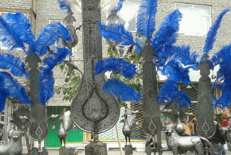 سایه سنگین گرانی و دلار بر بازار لوازم محرم / ماجرای پرهای بی کیفیت و آغشته به خون ایرانی چیست؟ / قاچاق گسترده پرهای وارداتی از عراق