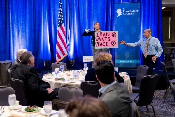 فعال صلح آمریکایی: اعتراضم را با خشونت ساکت کردند فعال صلح آمریکایی: اعتراضم را با خشونت ساکت کردند