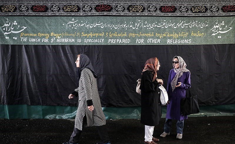 از دادن غذای نذری به مسلمان‌ها معذوریم! +عکس