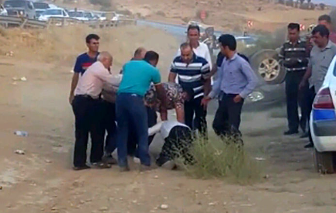 کتک زدن مامور پلیس توسط راننده لندکروز کتک زدن مامور پلیس توسط راننده لندکروز