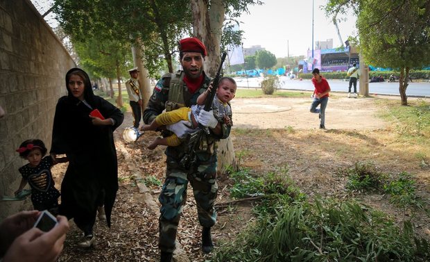 نجات یک خانواده توسط یک سرباز در جریان حمله تروریستی به رژه نیروهای مسلح