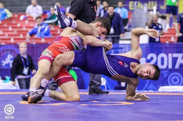 کشتی آزاد جوانان جهان/ هاشمی جویباری و فروتن به نیمه نهایی رسیدند