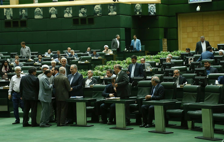 حاشیههای استیضاح کرباسیان / بی توجهی نمایندگان به صحبتهای وزیر اقتصاد به دلیل از روخوانی و کلی گویی کرباسیان حاشیههای استیضاح کرباسیان / بی توجهی نمایندگان به صحبتهای وزیر اقتصاد به دلیل از روخوانی و کلی گویی کرباسیان