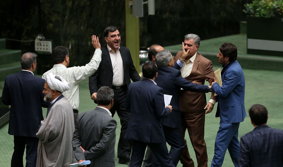 تصاویر درگیری نمایندگان لنگرود و شیروان در جلسه استیضاح وزیر اقتصاد