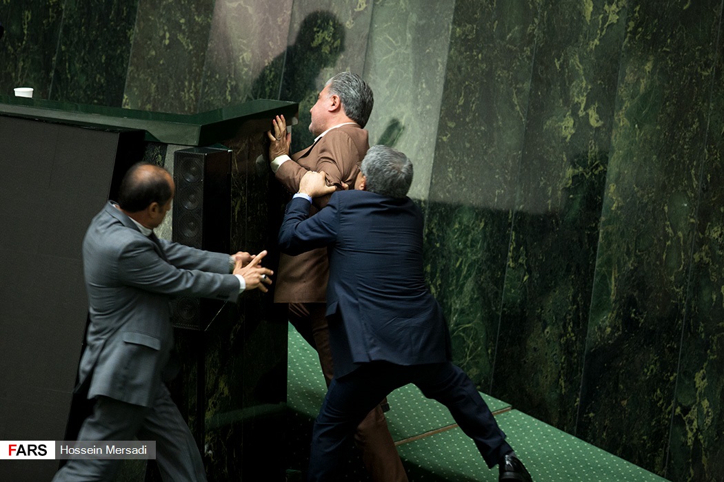 تصاویر درگیری نمایندگان لنگرود و شیروان در جلسه استیضاح وزیر اقتصاد