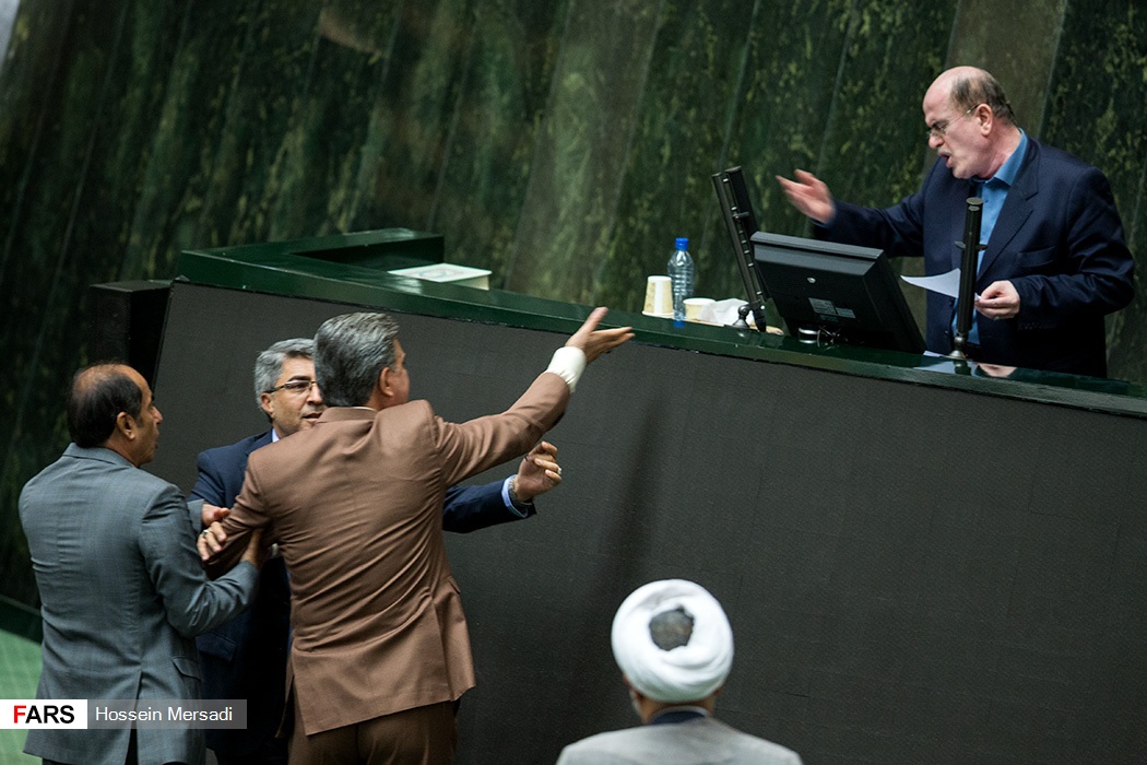 تصاویر درگیری نمایندگان لنگرود و شیروان در جلسه استیضاح وزیر اقتصاد