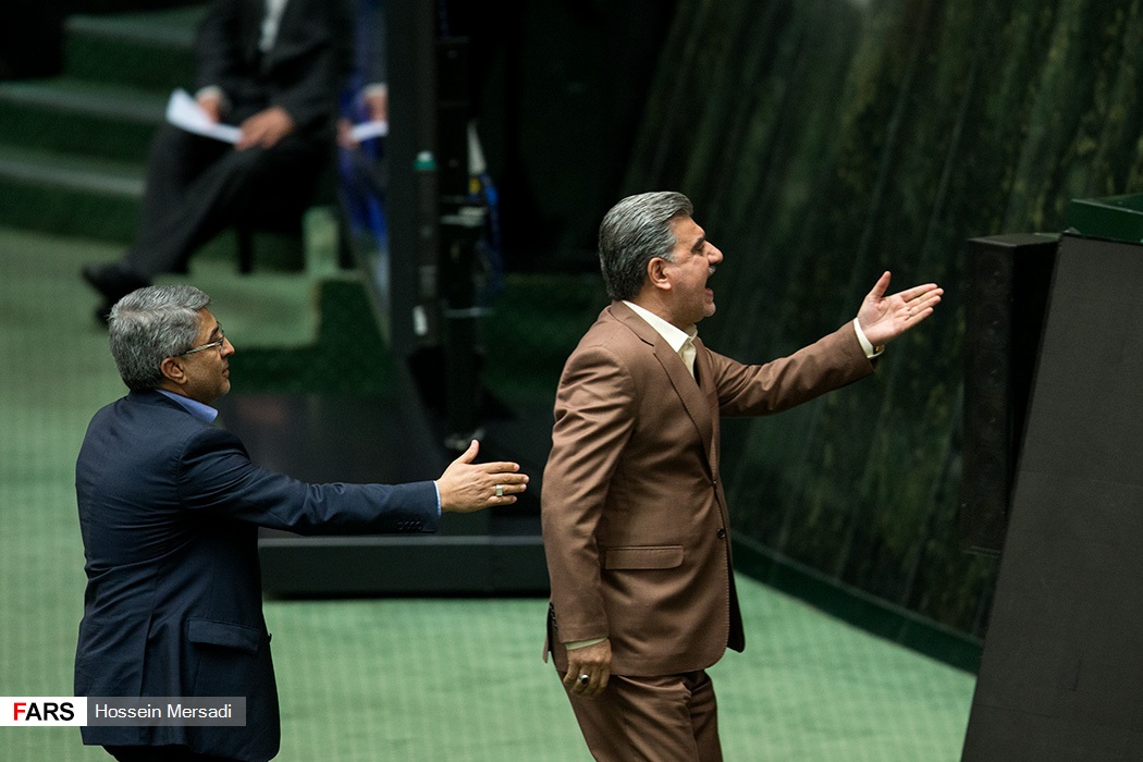 تصاویر درگیری نمایندگان لنگرود و شیروان در جلسه استیضاح وزیر اقتصاد