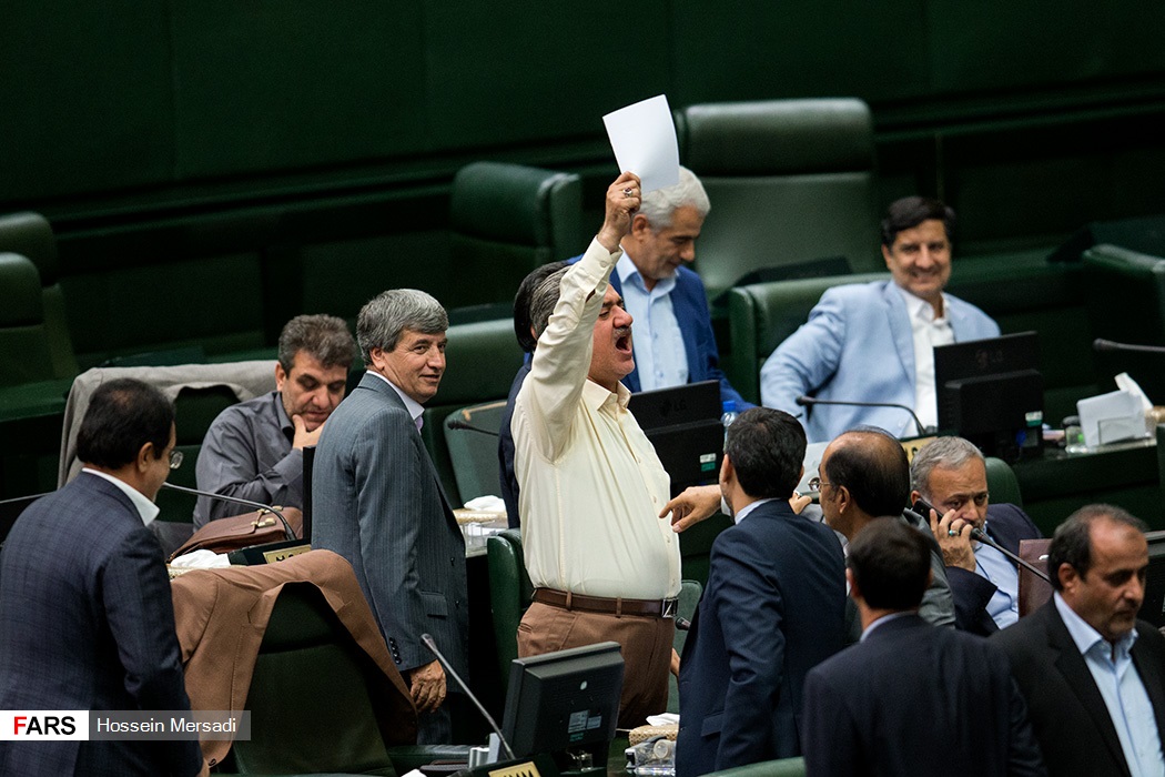 تصاویر درگیری نمایندگان لنگرود و شیروان در جلسه استیضاح وزیر اقتصاد