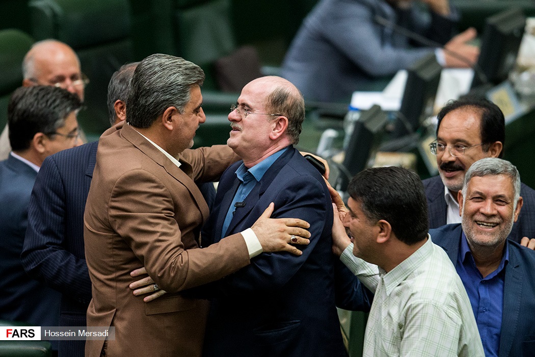 تصاویر درگیری نمایندگان لنگرود و شیروان در جلسه استیضاح وزیر اقتصاد