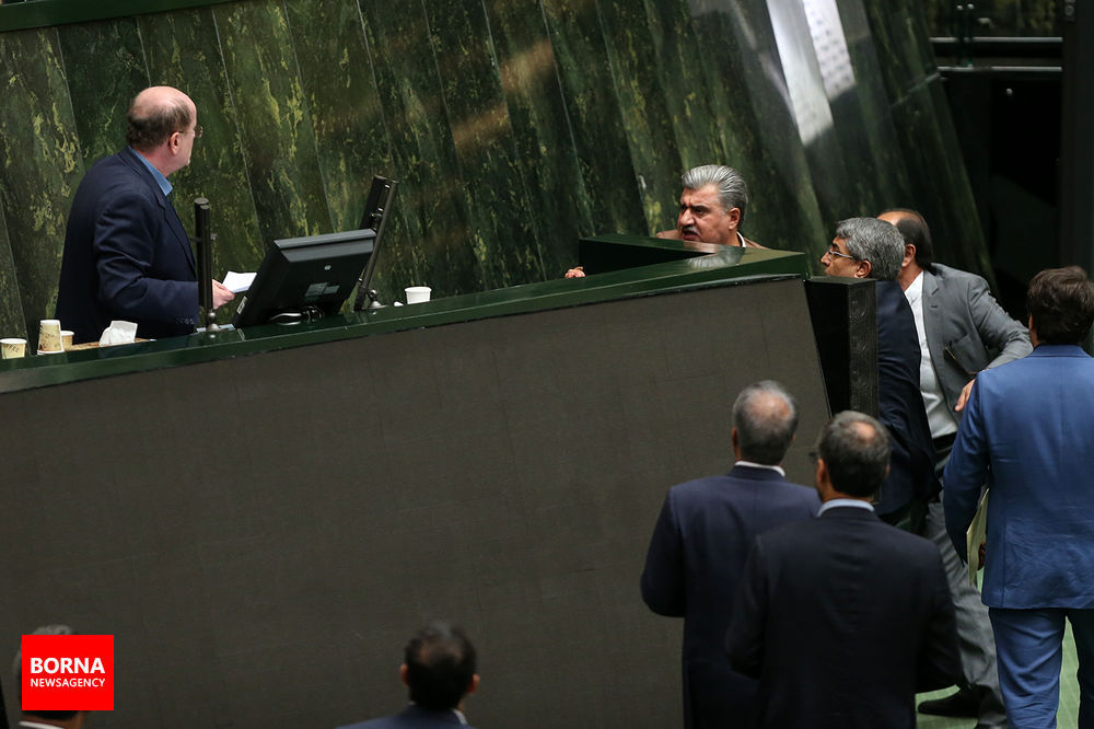 تصاویر درگیری نمایندگان لنگرود و شیروان در جلسه استیضاح وزیر اقتصاد