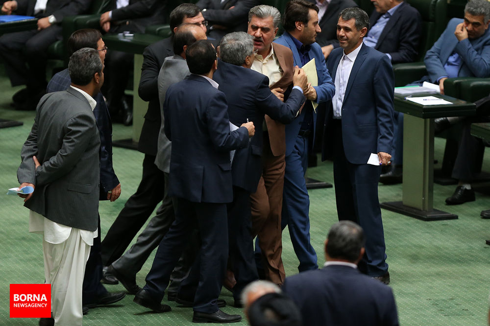 تصاویر درگیری نمایندگان لنگرود و شیروان در جلسه استیضاح وزیر اقتصاد
