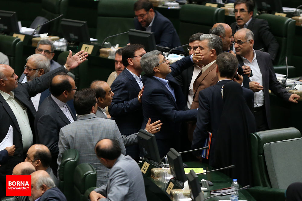 تصاویر درگیری نمایندگان لنگرود و شیروان در جلسه استیضاح وزیر اقتصاد
