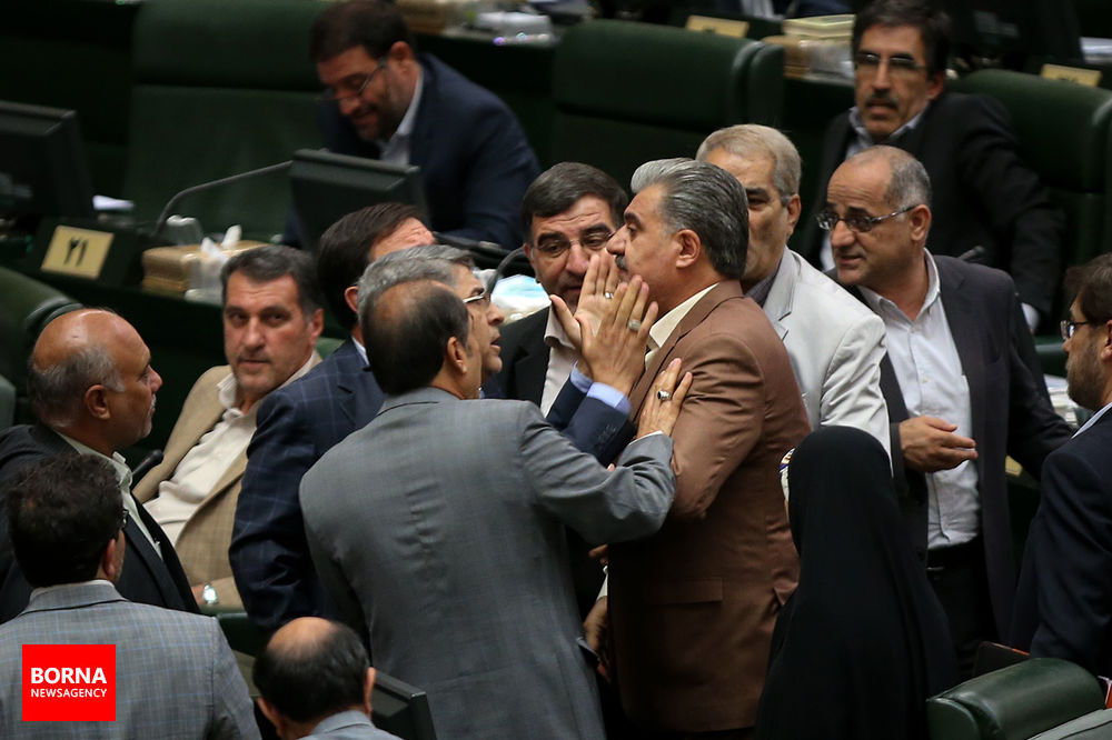 تصاویر درگیری نمایندگان لنگرود و شیروان در جلسه استیضاح وزیر اقتصاد