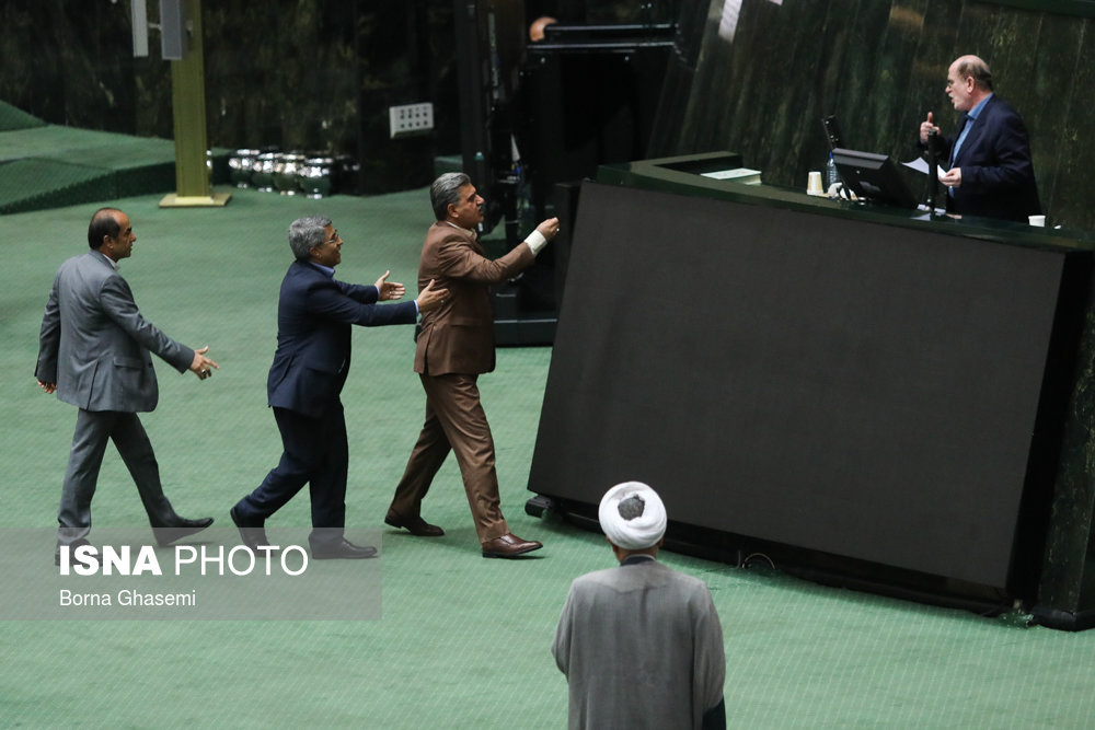 تصاویر درگیری نمایندگان لنگرود و شیروان در جلسه استیضاح وزیر اقتصاد