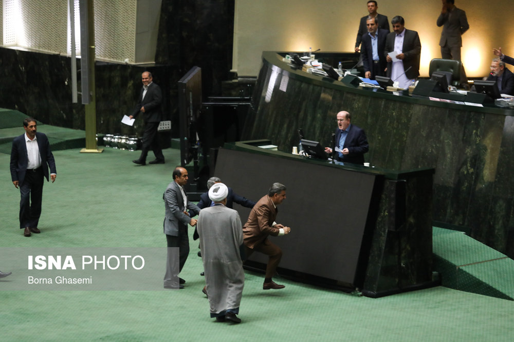 تصاویر درگیری نمایندگان لنگرود و شیروان در جلسه استیضاح وزیر اقتصاد
