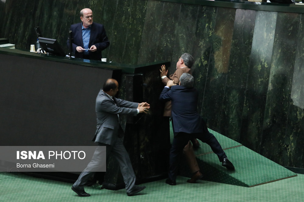 تصاویر درگیری نمایندگان لنگرود و شیروان در جلسه استیضاح وزیر اقتصاد