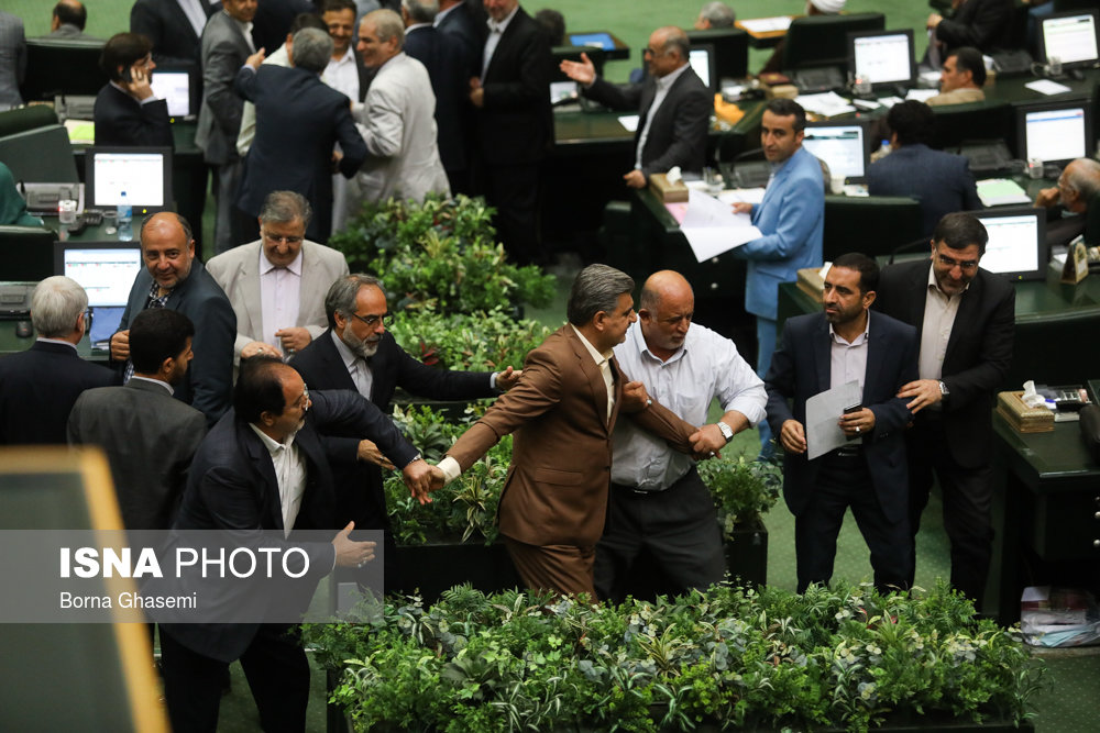 تصاویر درگیری نمایندگان لنگرود و شیروان در جلسه استیضاح وزیر اقتصاد
