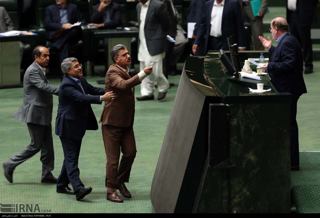 تصاویر درگیری نمایندگان لنگرود و شیروان در جلسه استیضاح وزیر اقتصاد