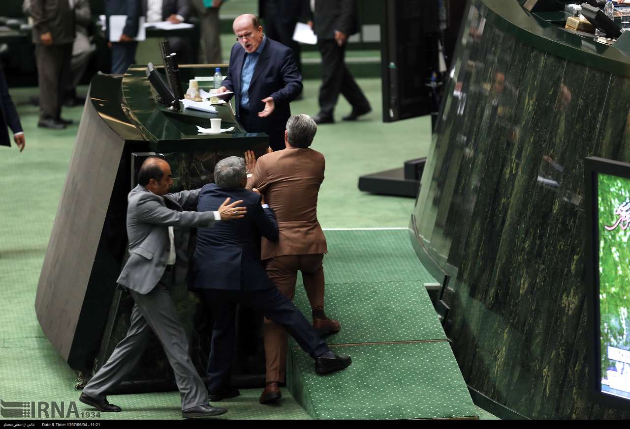 تصاویر درگیری نمایندگان لنگرود و شیروان در جلسه استیضاح وزیر اقتصاد