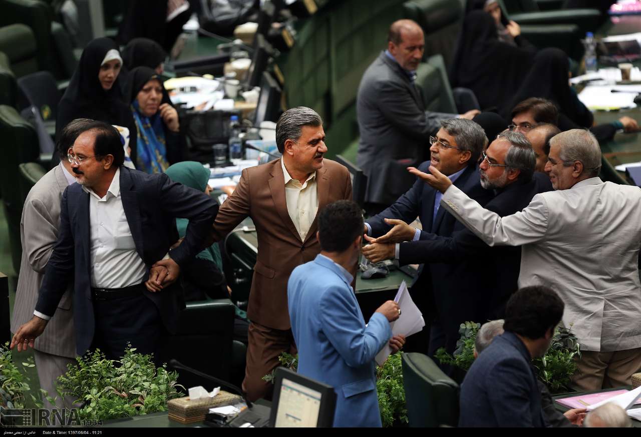 تصاویر درگیری نمایندگان لنگرود و شیروان در جلسه استیضاح وزیر اقتصاد