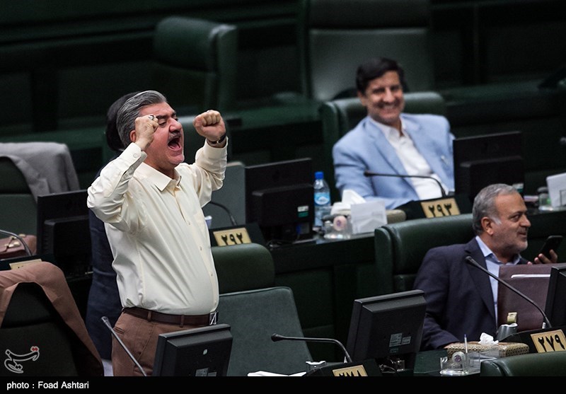 تصاویر درگیری نمایندگان لنگرود و شیروان در جلسه استیضاح وزیر اقتصاد
