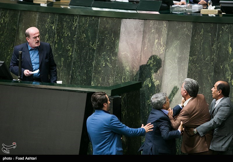 تصاویر درگیری نمایندگان لنگرود و شیروان در جلسه استیضاح وزیر اقتصاد