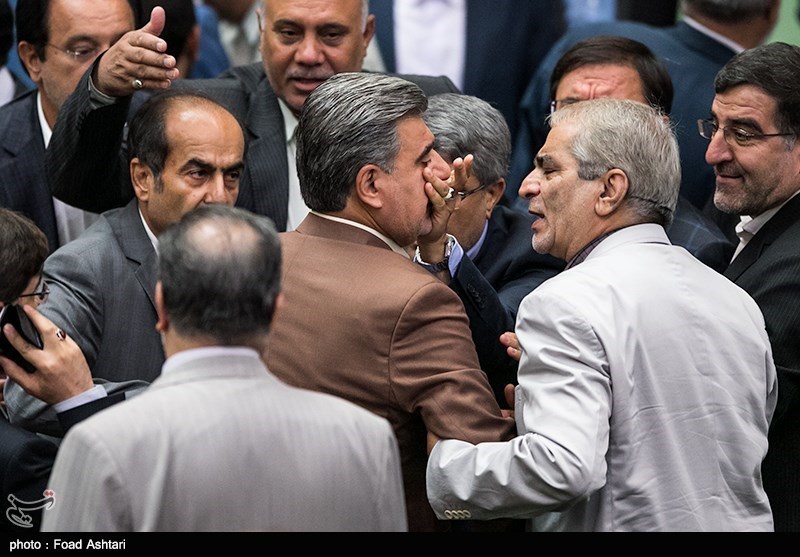 تصاویر درگیری نمایندگان لنگرود و شیروان در جلسه استیضاح وزیر اقتصاد