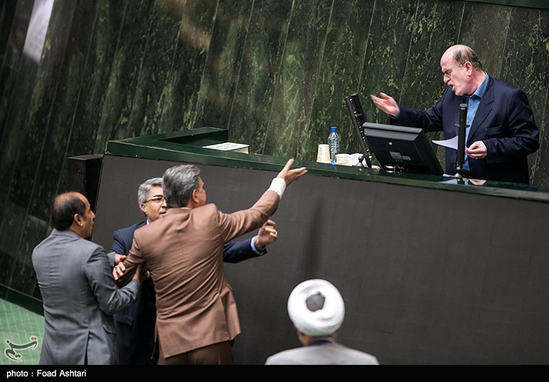 تصاویر درگیری نمایندگان لنگرود و شیروان در جلسه استیضاح وزیر اقتصاد