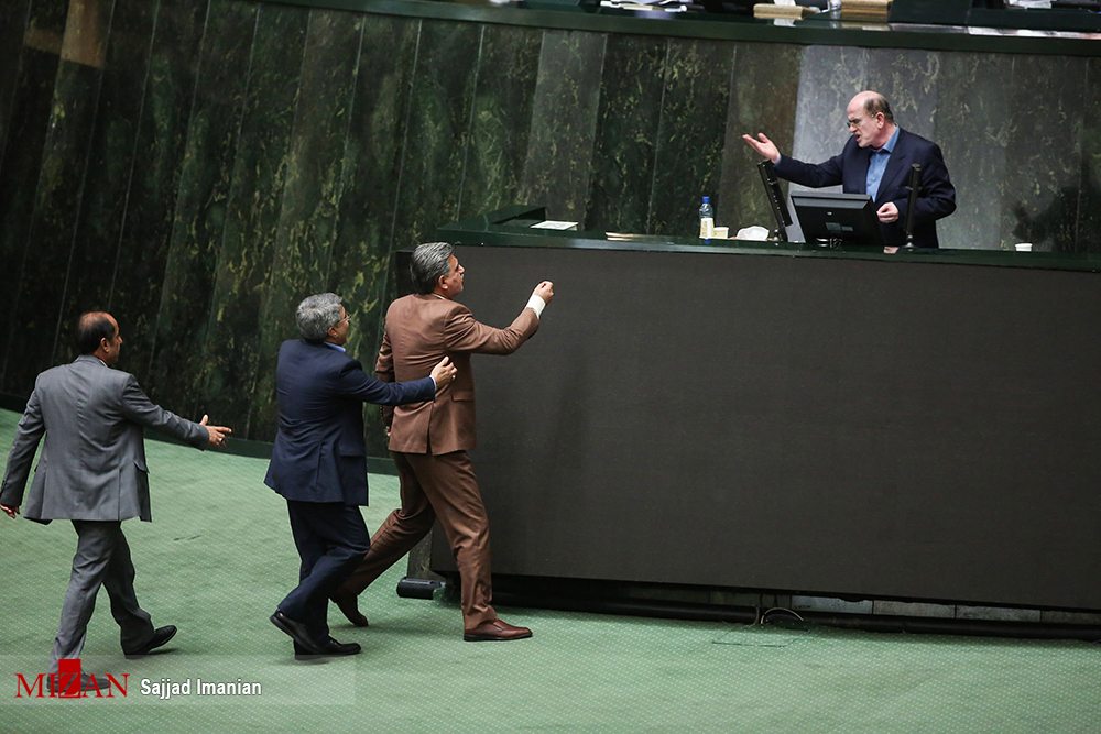 تصاویر درگیری نمایندگان لنگرود و شیروان در جلسه استیضاح وزیر اقتصاد