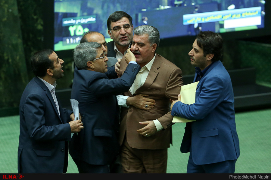 تصاویر درگیری نمایندگان لنگرود و شیروان در جلسه استیضاح وزیر اقتصاد