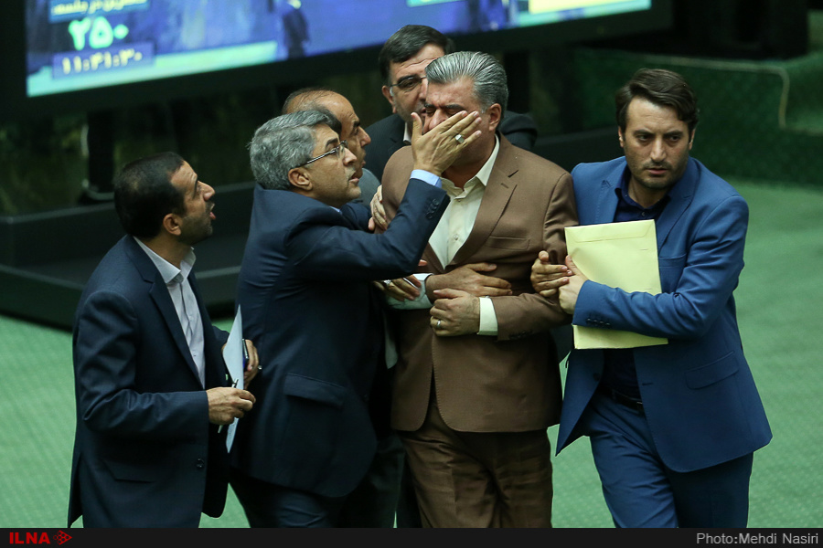 تصاویر درگیری نمایندگان لنگرود و شیروان در جلسه استیضاح وزیر اقتصاد