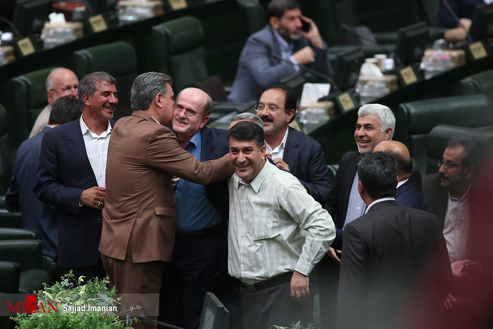 تصاویر درگیری نمایندگان لنگرود و شیروان در جلسه استیضاح وزیر اقتصاد