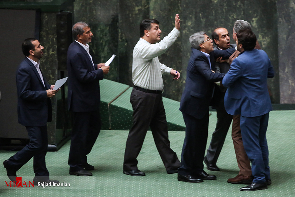 تصاویر درگیری نمایندگان لنگرود و شیروان در جلسه استیضاح وزیر اقتصاد