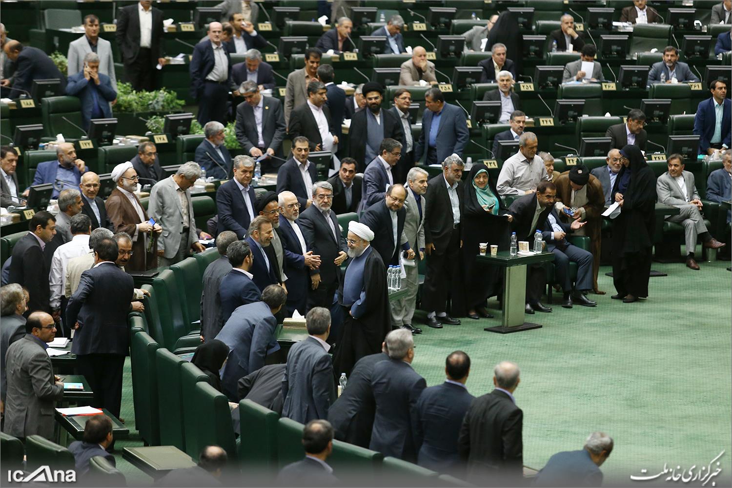 تصاویر ورود حسن روحانی و نمایندگان به مجلس شورای اسلامی