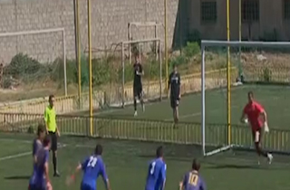 گلزنی داور در مسابقه فوتبال! +فیلم