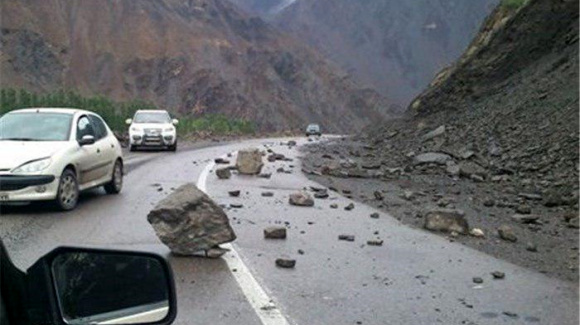 آخرین وضعیت جوی و ترافیکی جاده‌های کشور / مسدود شدن محور پونل-خلخال بعلت ریزش کوه
