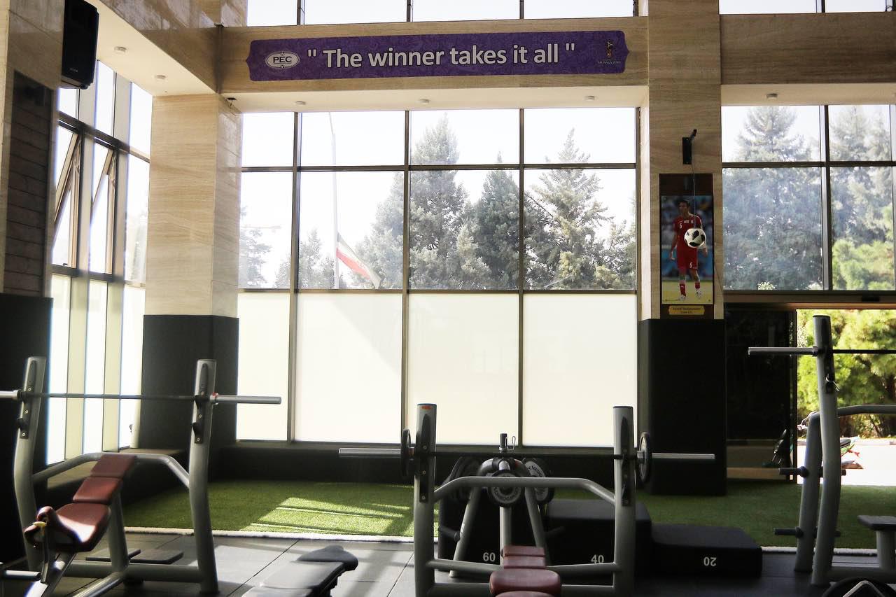 جمله عجیب روی دیوار ساختمان پک +عکس