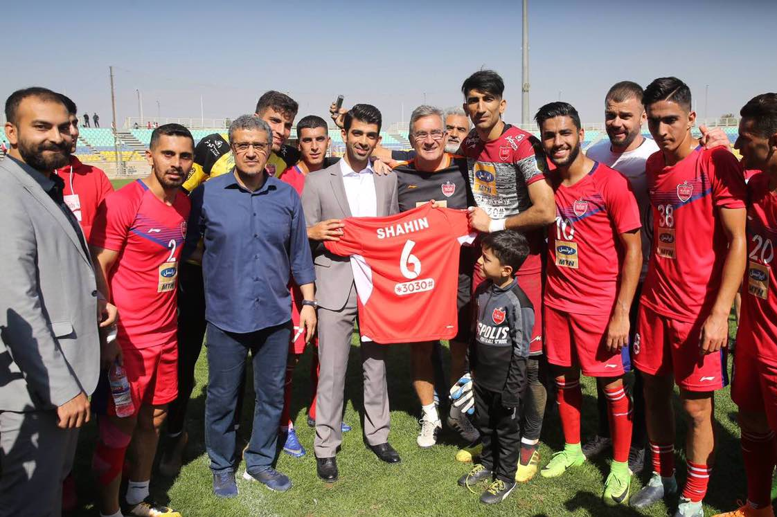 اهدای پیراهن شماره ۶ پرسپولیس به شاهین ایزدیار اهدای پیراهن شماره ۶ پرسپولیس به شاهین ایزدیار