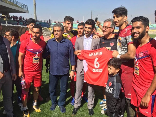 اهدای پیراهن شماره ۶ پرسپولیس به شاهین ایزدیار اهدای پیراهن شماره ۶ پرسپولیس به شاهین ایزدیار