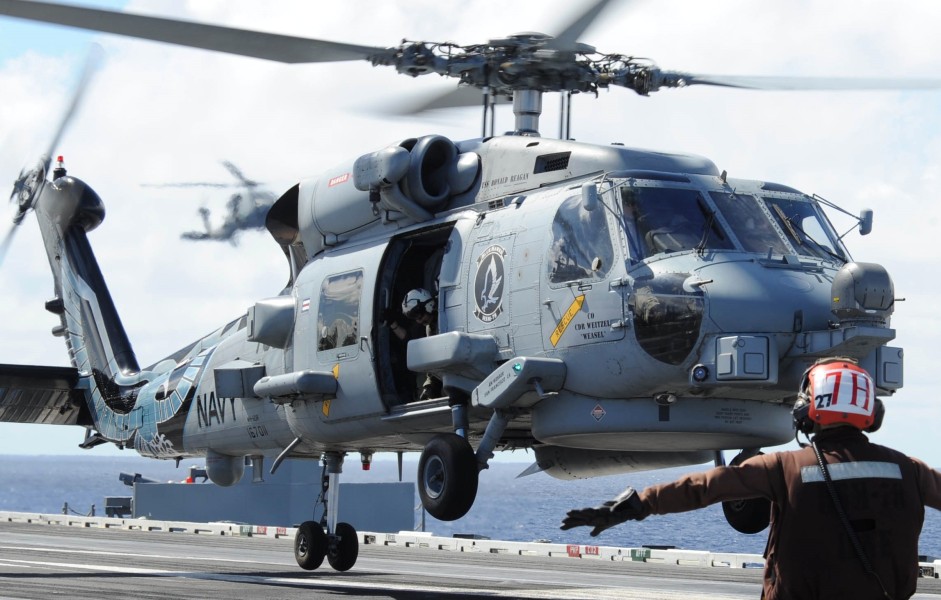 بالگرد آمریکایی بر روی ناوهواپیمابر سقوط کرد