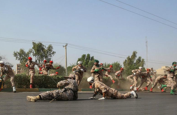 مشابه حادثه تروریستی مجلس، در اهواز سهل‌انگار کردند/ رژه نیمه تمام اهواز دوباره برگزار شود