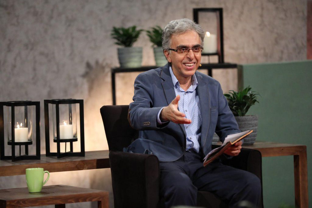 سهمیه حمله امروز کیهان به پرویز پرستویی و مجری تلویزیون رسید