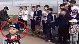 پسربچه ۶ ساله، خودروی ۲ تنی را با بدنش میکشد +فیلم پسربچه ۶ ساله، خودروی ۲ تنی را با بدنش میکشد +فیلم