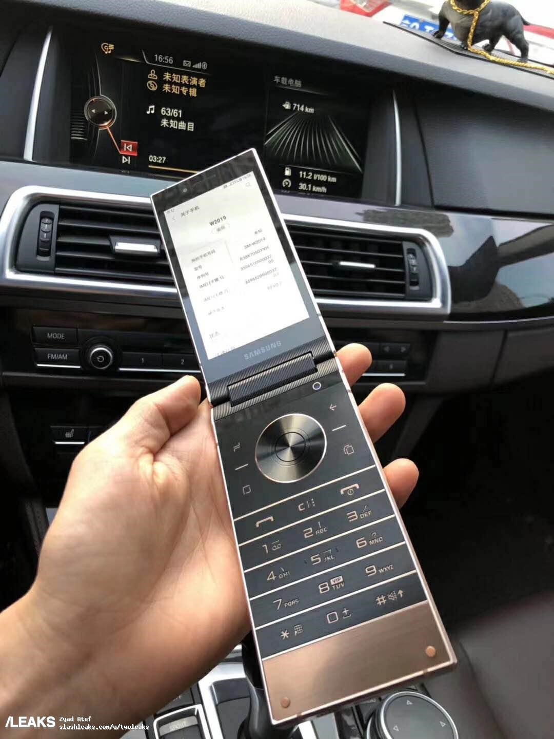 گوشی تاشو از بالای سامسونگ با دو نمایشگر را ببینید گوشی تاشو از بالای سامسونگ با دو نمایشگر را ببینید