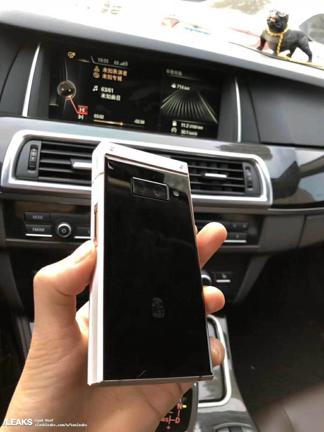 گوشی تاشو از بالای سامسونگ با دو نمایشگر را ببینید گوشی تاشو از بالای سامسونگ با دو نمایشگر را ببینید